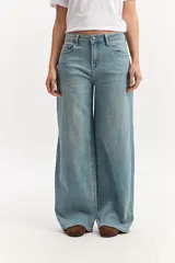 Jean wide leg de tiro alto, con piernas amplias y caída recta, en color negro con lavado desgastado.