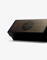 Lentes de sol Hawkers de acetato color negro con apliques de strass plateados en el frente del marco.