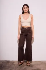 Pantalón de jean marrón con estampado animal print, corte flare y tiro medio.