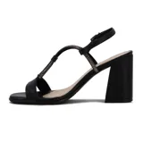 Sandalia de tacón cuadrado color negro, con tira delantera y tiras cruzadas con apliques brillantes. Cuenta con pulsera al tobillo con hebilla ajustable.