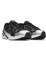 Championes Under Armour modelo Sola de diseño futurista, color negro con detalles plateados y suela blanca. Confeccionados con parte superior ligera, refuerzo de TPU y entresuela de EVA acolchada.