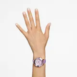 Reloj Swarovski Octea Lux Chrono con caja de acero color oro rosa, bisel facetado de cristal morado, esfera iridiscente color morado con tres subesferas y correa de piel morada.