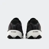 Championes de running New Balance 1080 v15, color negro con suela blanca. Presentan parte superior de malla transpirable, tecnología de amortiguación Infinion en la mediasuela y detalles reflectantes.