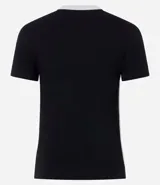 Remera de algodón con elastano, corte ajustado, cuello redondo y mangas cortas. Presenta un diseño en color negro con cuello blanco y vivos laterales blancos. Incluye estampa frontal del personaje Kuromi con detalles gráficos y texto.