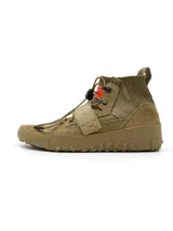 Championes de caña media color marrón, con cordones elásticos, ajuste de velcro y suela de goma con textura.