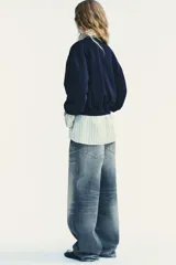 Sudadera de felpa de algodón con cuello redondo, manga larga y acabados en rib en puños y ruedo.