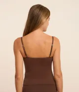 Musculosa de poliamida texturizada color marrón, ajustada al cuerpo, con escote redondo y tirantes finos ajustables.