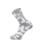 Medias de caña alta Converse con diseño estampado de manchas abstractas en tonos gris y blanco.