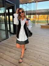 Chaleco de cuero marrón con detalle de tachas en el contorno.