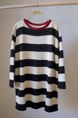 Sweater tejido artesanal en hilado 70% algodón y 30% acrílico, con cuello redondo en color borgoña y diseño a rayas horizontales en color crudo y negro. Hecho en Uruguay.