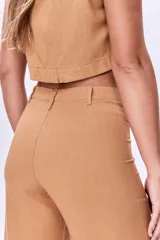 Pantalón de lino color camel, de corte recto y tiro alto.