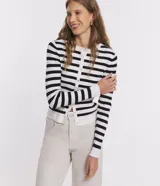 Cardigan de punto con diseño a rayas horizontales en blanco y negro, cuello redondo, manga larga y cierre frontal con botones.