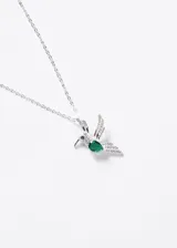 Collar de plata 925 con dije en forma de colibrí incrustado de zirconias y una piedra verde en el pecho.