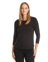 Remera básica de modal con cuello redondo a la base y mangas tres cuartos.