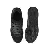 Championes urbanos Adidas Forum 2000, color negro monocromático, con diseño de caña baja, cierre de cordones y las icónicas tres bandas laterales en tono oscuro.