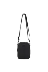 Bandolera pequeña de diseño compacto, color negro, con cierre superior y correa larga ajustable con logo grabado. Presenta textura granulada y logo de la marca en el frente.