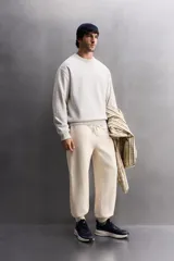 Sudadera negra de entrenamiento relaxed fit confeccionada en tejido de algodón con interior rizo, cuello redondo, manga larga y acabados en rib.