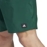 Short de baño Adidas color verde oscuro con cintura elástica y cordón ajustable.