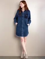 Vestido camisero de denim azul con botones en la parte delantera, bolsillos en el pecho y terminación desflecada en el bajo.