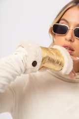 Guantes mitones dorados de cuero con interior de lana natural color crema.