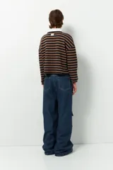 Pantalón cargo ancho de tiro bajo, color azul denim, con múltiples bolsillos.