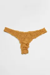 Pantie less color mostaza con volados en los bordes.