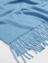 Bufanda larga color salmón con flecos en los extremos.