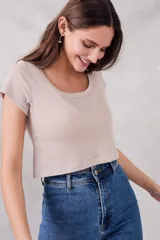 Top color beige de lurex, corte crop y mangas cortas.