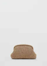 Bolso tipo clutch de tamaño pequeño y diseño rígido, confeccionado en tejido de fibra natural de papel con textura trenzada. Cuenta con cierre superior de marco metálico a presión y forro interior de poliéster.