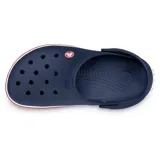 Zuecos Crocs modelo Crocband™ en color lila claro con plataforma blanca y una línea decorativa morada. Presentan el diseño clásico con orificios de ventilación y tira trasera ajustable.