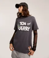 Remera de algodón color gris oscuro con cuello redondo y manga corta. Presenta un estampado grande con el logo de "Tom and Jerry" en blanco y los personajes Tom y Jerry.