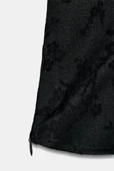 Top negro de manga corta y cuello mao con diseño jacquard de flores, escote en pico y cierre frontal con alamares.