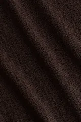 Vestido corto de punto texturizado en color marrón, con escote bote, mangas largas amplias y tiras anchas para anudar en la cadera.