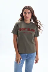 Remera de manga corta color verde militar con estampado frontal en rojo que dice "MONT BLANC Chamonix. France 1920".