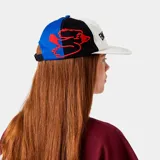 Gorro tipo gorra de béisbol de Eme Studios, modelo Due Shadow, color blanco con paneles laterales en azul y negro, y detalles en rojo. Presenta la inscripción "EME/CPH" bordada en negro en la parte frontal.