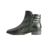 Bota corta de cuero negro con textura granulada, diseño de caña acolchada en la parte superior y detalle de aplique metálico dorado en el lateral. Cuenta con taco bajo y suela de goma.