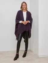 Ruana negra de tejido soft con ribete de cuero sintético.