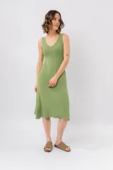 Vestido midi color crudo, de tejido acanalado, con escote en V y corte al cuerpo.