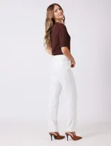 Pantalón sastrero de corte slim, color blanco, con pretina anatómica y panel interno modelador. Presenta bolsillos laterales tipo ojal, bolsillos traseros simulados y nervadura vertical marcada en el frente.