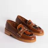 Mocasines de cuero color marrón con aplique de cuero con estampado animal print en la parte delantera y doble hebilla. Suela de goma.