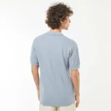 Remera polo celeste de punto con textura en zigzag, manga corta y cuello clásico con tres botones.