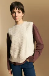 Chaleco tejido de punto en color azul marino, con diseño de textura sutil en relieve, escote redondo y terminaciones acanaladas en cuello, sisas y ruedo.