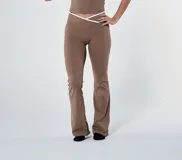 Pantalón de yoga acampanado color marrón con cintura cruzada en V y detalle de elástico blanco.