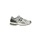 Championes New Balance 1906R de estilo urbano y deportivo, en color plateado, blanco y negro, con capellada de malla transpirable y superposiciones sintéticas.