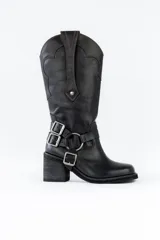 Bota de cuero color negro, de caña alta con diseño estilo cowboy y detalle de arnés con hebillas metálicas. Tiene taco de madera y punta cuadrada.