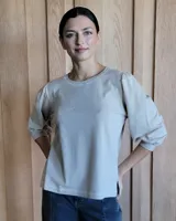 Remera de algodón con cuello redondo y mangas abullonadas de textura diferenciada. Presenta un diseño versátil con cuerpo de algodón y mangas de tussor al tono.