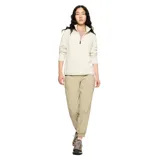 Buzo polar de mujer con cuello alto y cierre frontal de cuarto de cremallera. Presenta un diseño de micropolar ligero en color beige, con ribetes elásticos en cuello, puños y dobladillo.