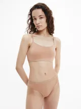 Bombacha de corte bikini confeccionada en microfibra suave, con talle medio y cintura elástica con logotipo tonal de la marca.
