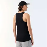 Musculosa de punto rib color negro, de corte ajustado y diseño básico.