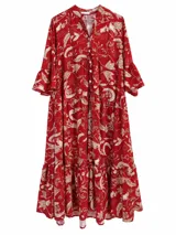 Vestido largo rojo con estampado botánico en tonos beige, escote en V con cuello mao, cierre frontal abotonado y mangas tres cuartos con volados en los puños. Diseño de corte holgado con falda en niveles.